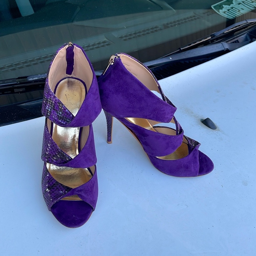 Woman heels purple with light black swirls. With gold zipper